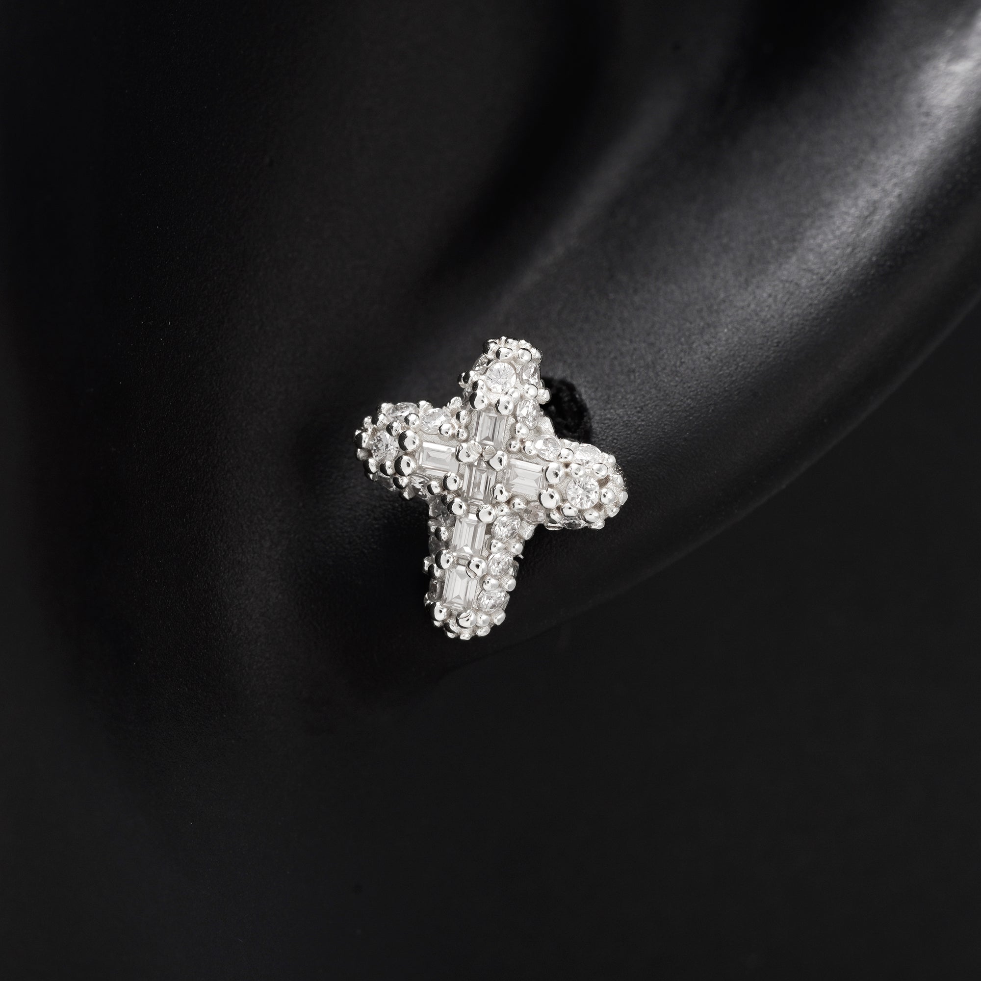 Pantallas De Cruz Delgada - 100% Moissanite (Plata)