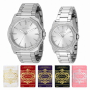 Elite Jewelry | Set de pareja con Invicta Speedway 49104 plateado de 42 mm y 49110 plateado de 34 mm, junto a cinco cajas de mini perfumes Lattafa Bade’e Al Oud sobre fondo blanco.