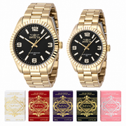 Pareja Invicta 47458 y 47473 con relojes dorados de esferas negras y gift set Lattafa representado por cinco cajas de mini perfumes, separados sobre fondo blanco.