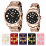 Relojes de pareja Invicta 47461 y 47476 en oro rosado con esferas negras y cinco cajas de mini perfumes Lattafa, separados sobre fondo blanco.